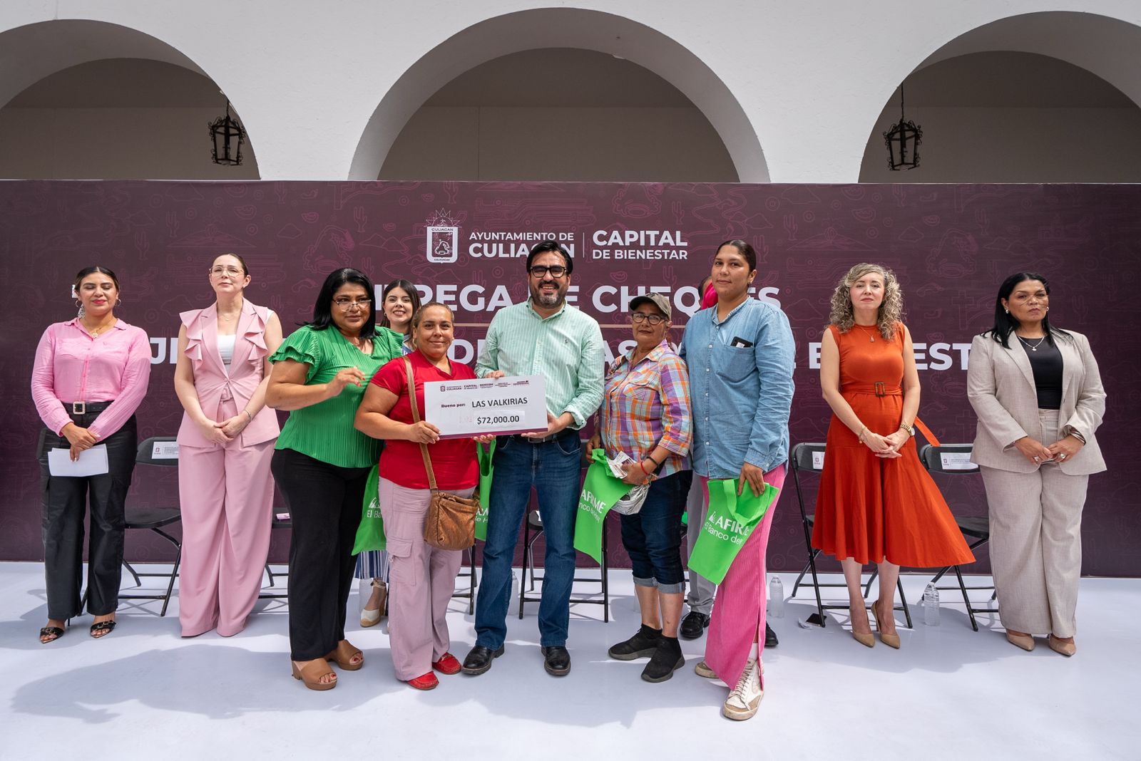 Entrega de cheques del programa "Mujeres Emprendedoras por el Bienestar" en Culiacán, Sin.