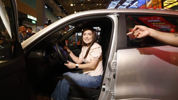 ¡Se lleva un auuuuto! Renault y Calzzapato hacen ganadora de un Renault Kwid Intense 2025 a Alejandra Valdovinos