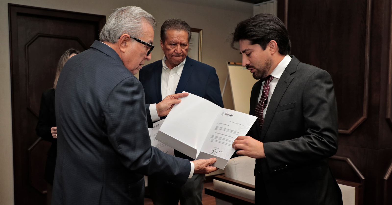 gobernador toma protesta a nuevos funcionarios de su gabinete papel