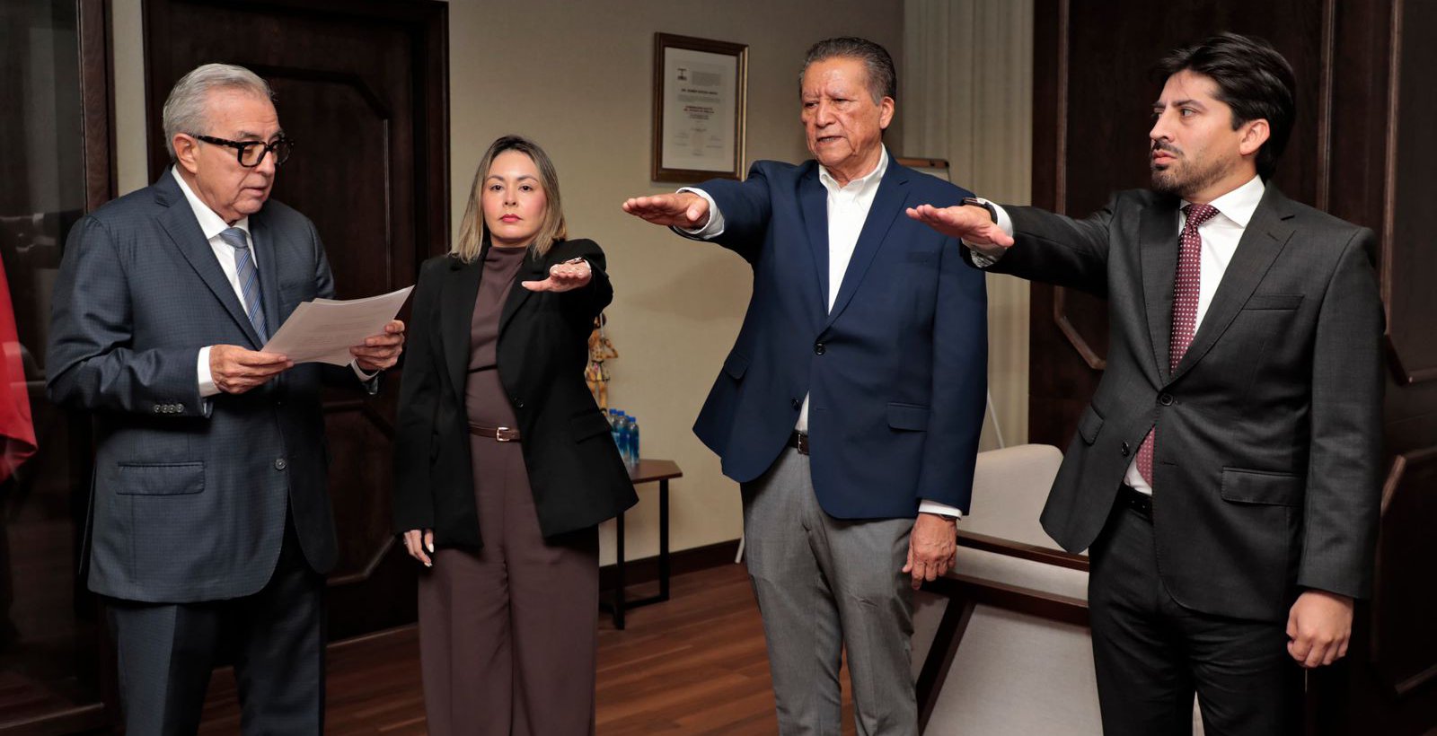gobernador toma protesta a nuevos funcionarios de su gabinete