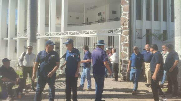 Guerreros Azules toman Palacio Municipal de Ahome; demandan soluciones a sus problemas