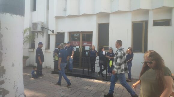 Liberan Guerreros Azules el palacio municipal en Ahome, Sinaloa; acceden a establecer una minuta de acuerdo de pago