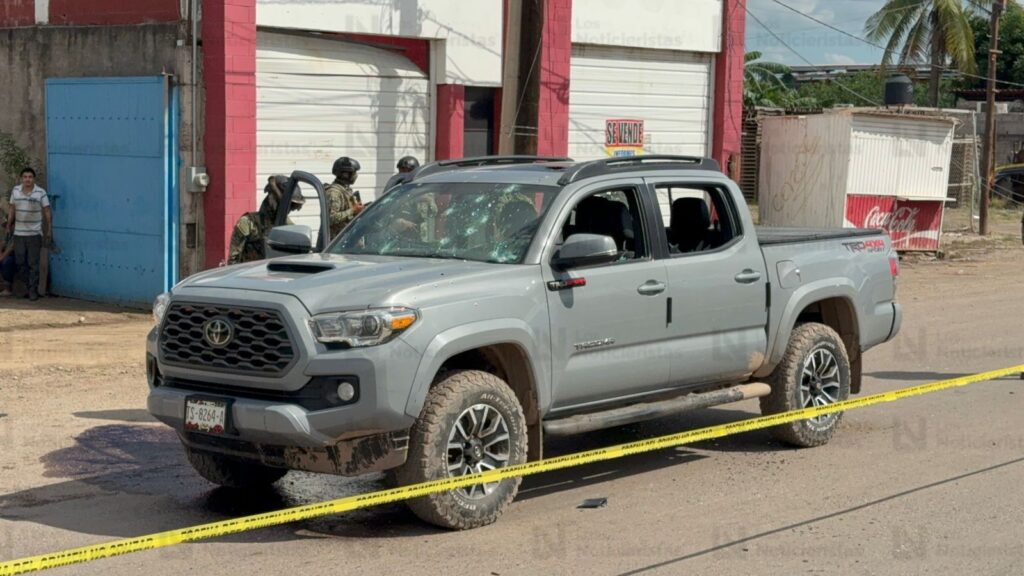 Hallan camioneta abandonada con impactos de bala en El Diez, Culiacán
