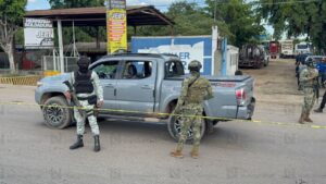 Hallan camioneta abandonada con impactos de bala en El Diez, Culiacán