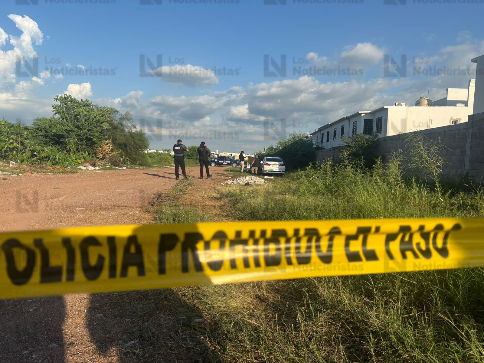 Policías estatales resguardan lugar donde fue encontrado un cuerpo semicalcinado en Culiacán