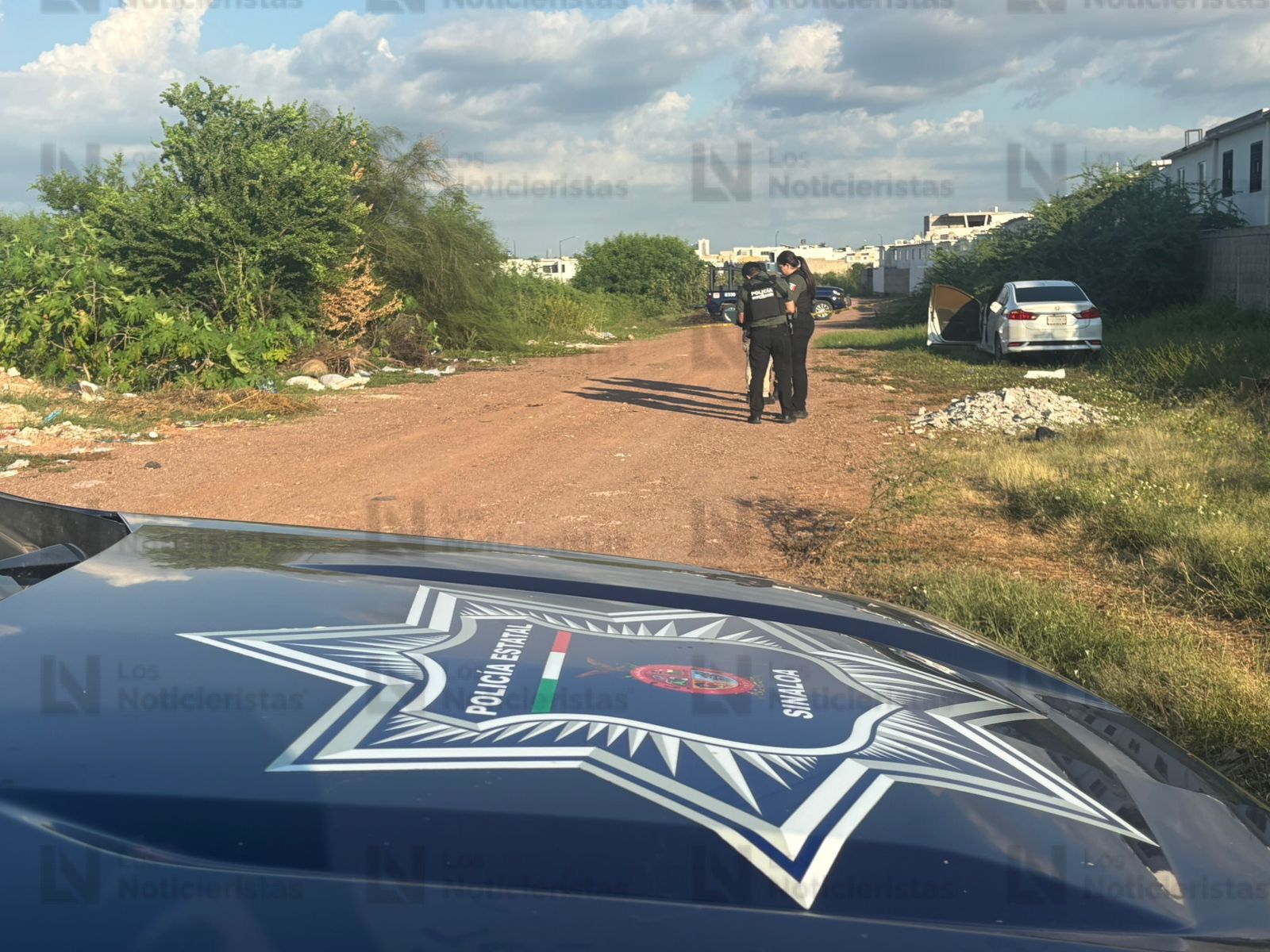 Policías estatales resguardan lugar donde fue encontrado un cuerpo semicalcinado en Culiacán