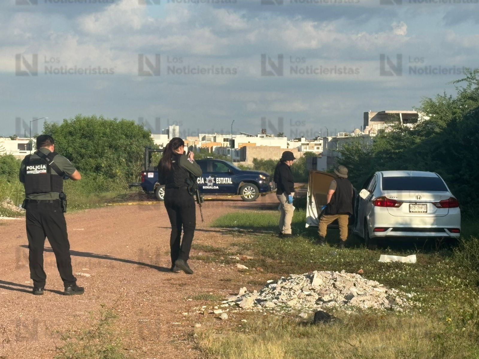 Policías estatales resguardan lugar donde fue encontrado un cuerpo semicalcinado en Culiacán
