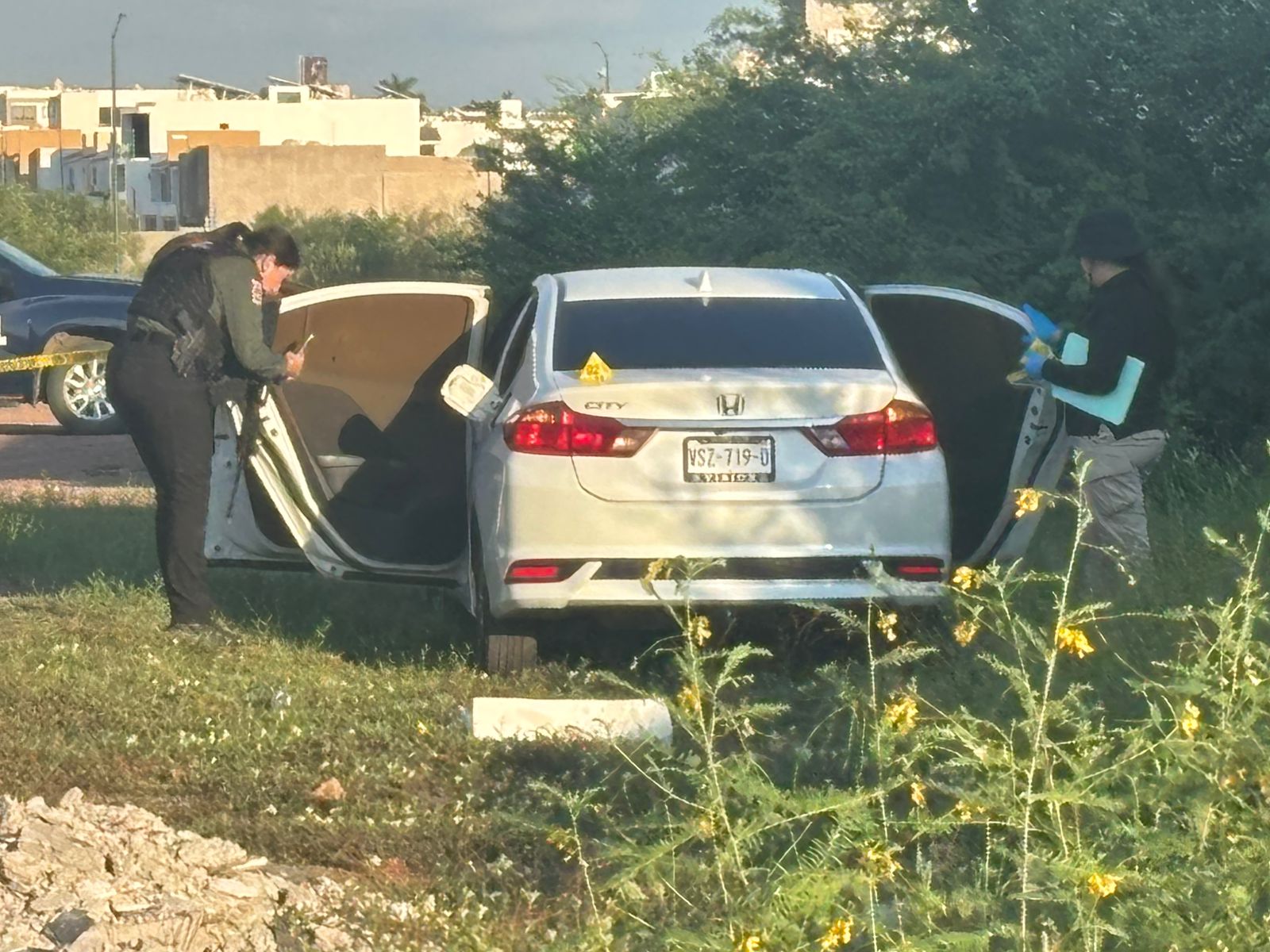 Hallan cuerpo semicalcinado en vehículo en Culiacán