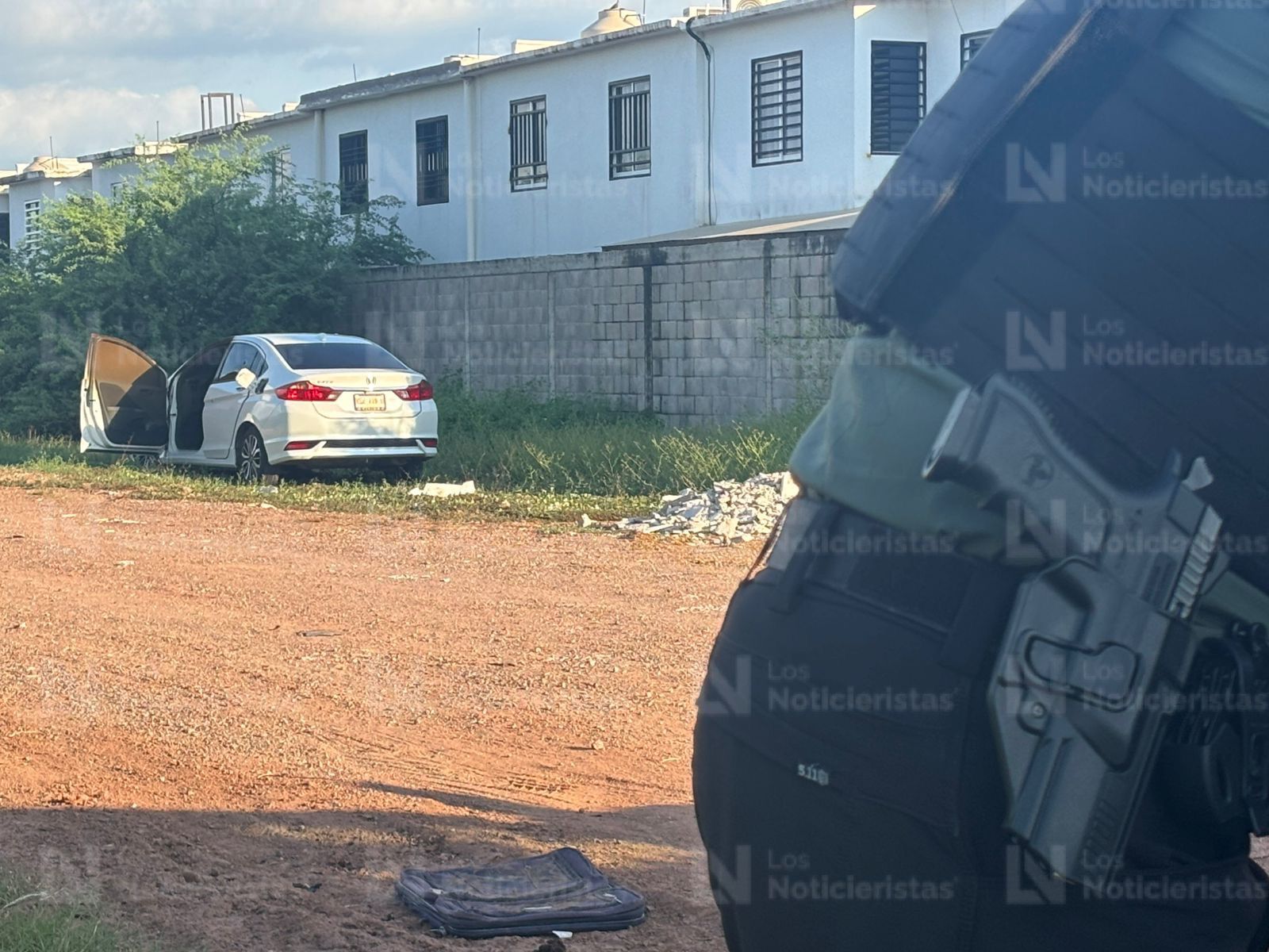 Policías estatales resguardan lugar donde fue encontrado un cuerpo semicalcinado en Culiacán