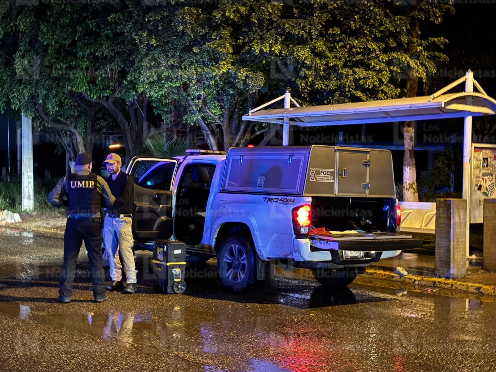 Elementos de la Fiscalía en el sitio donde un hombre fue encontrado sin vida en San Pedro, Navolato