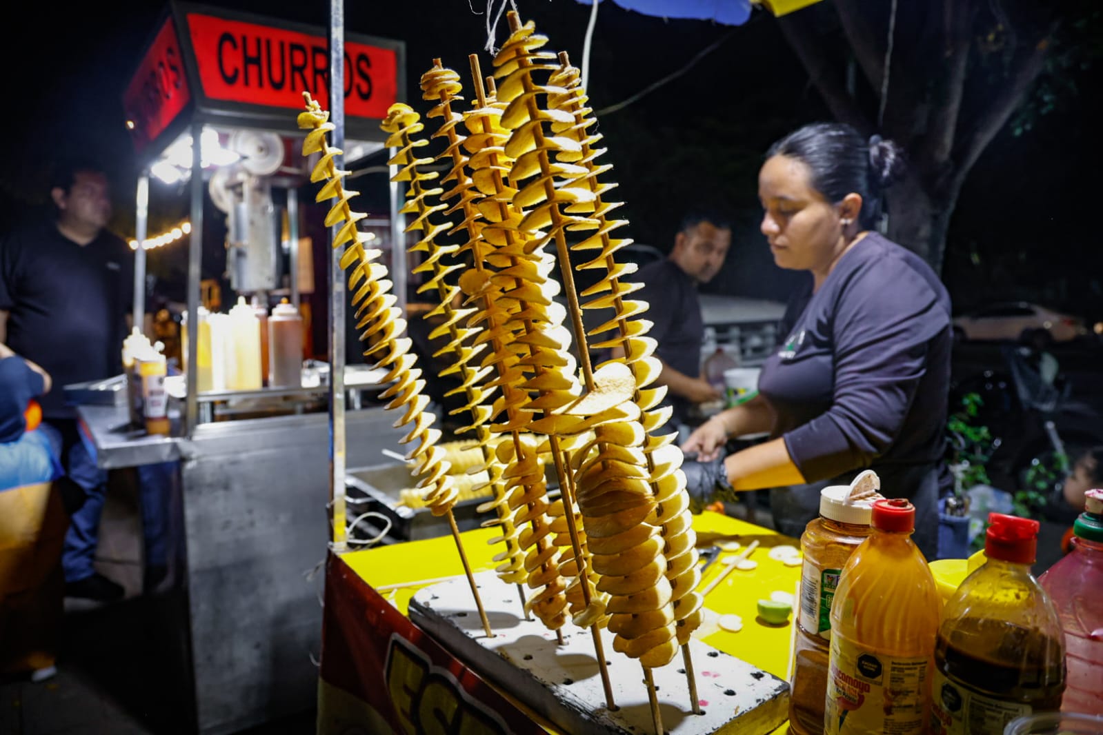 Puesto de comida durante festejo de Halloween en Culiacán, Sinaloa