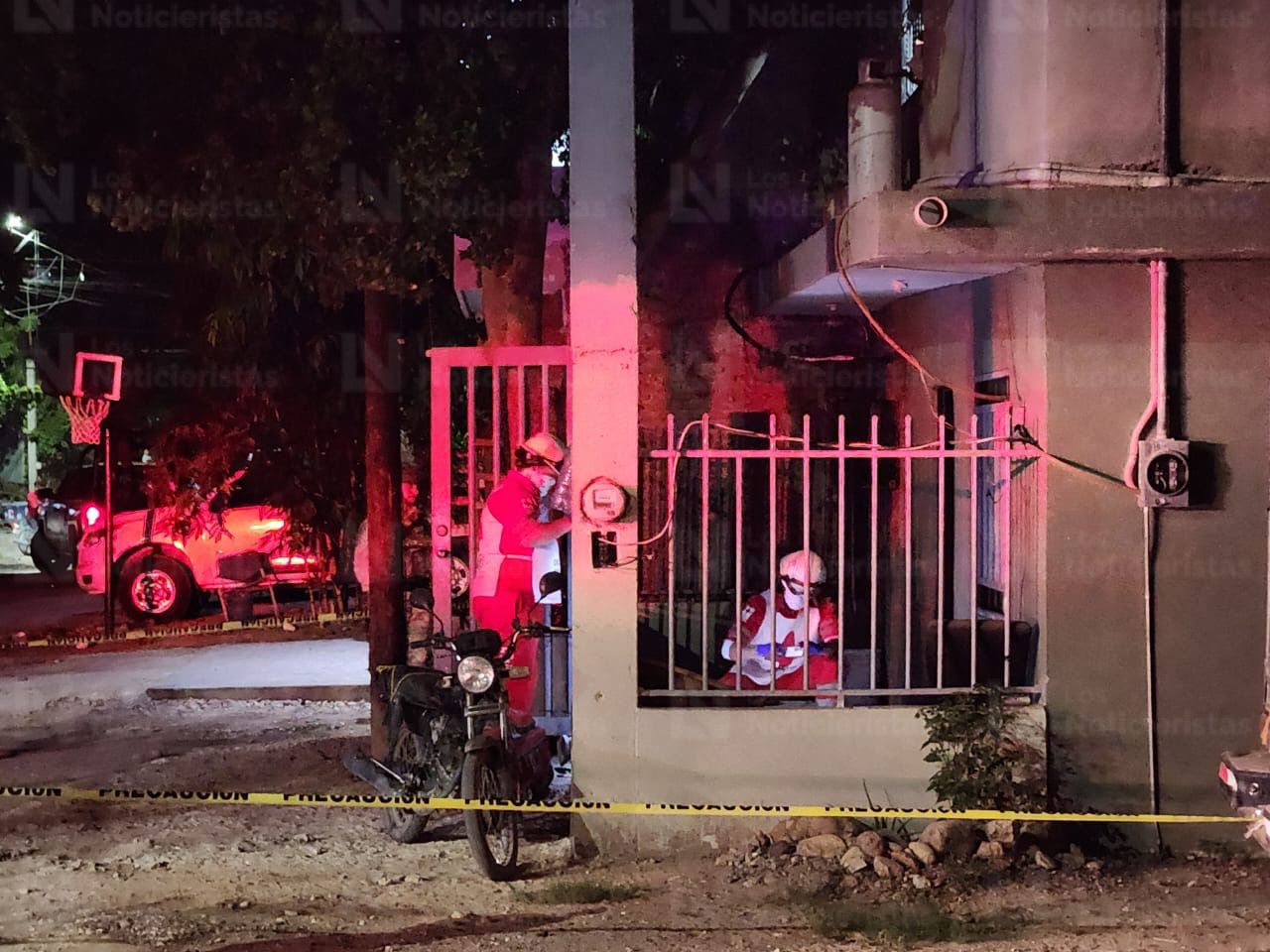 Paramédicos en la López Mateos después de la ejecución a balazos de un hombre