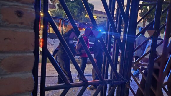 Policías de Ahome detienen a un hombre por tocarse frente a mujeres en el Parque Sinaloa de Los Mochis