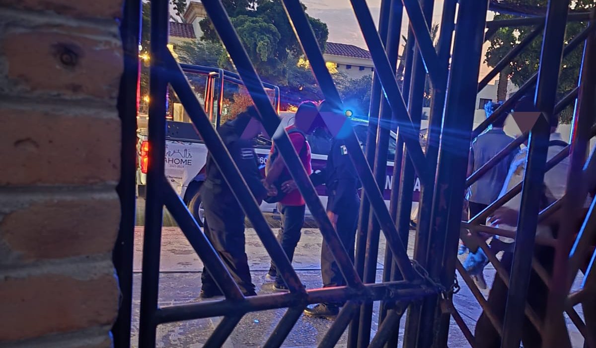 Hombre detenido por tocarse frente a mujeres en el Parque Sinaloa de Los Mochis