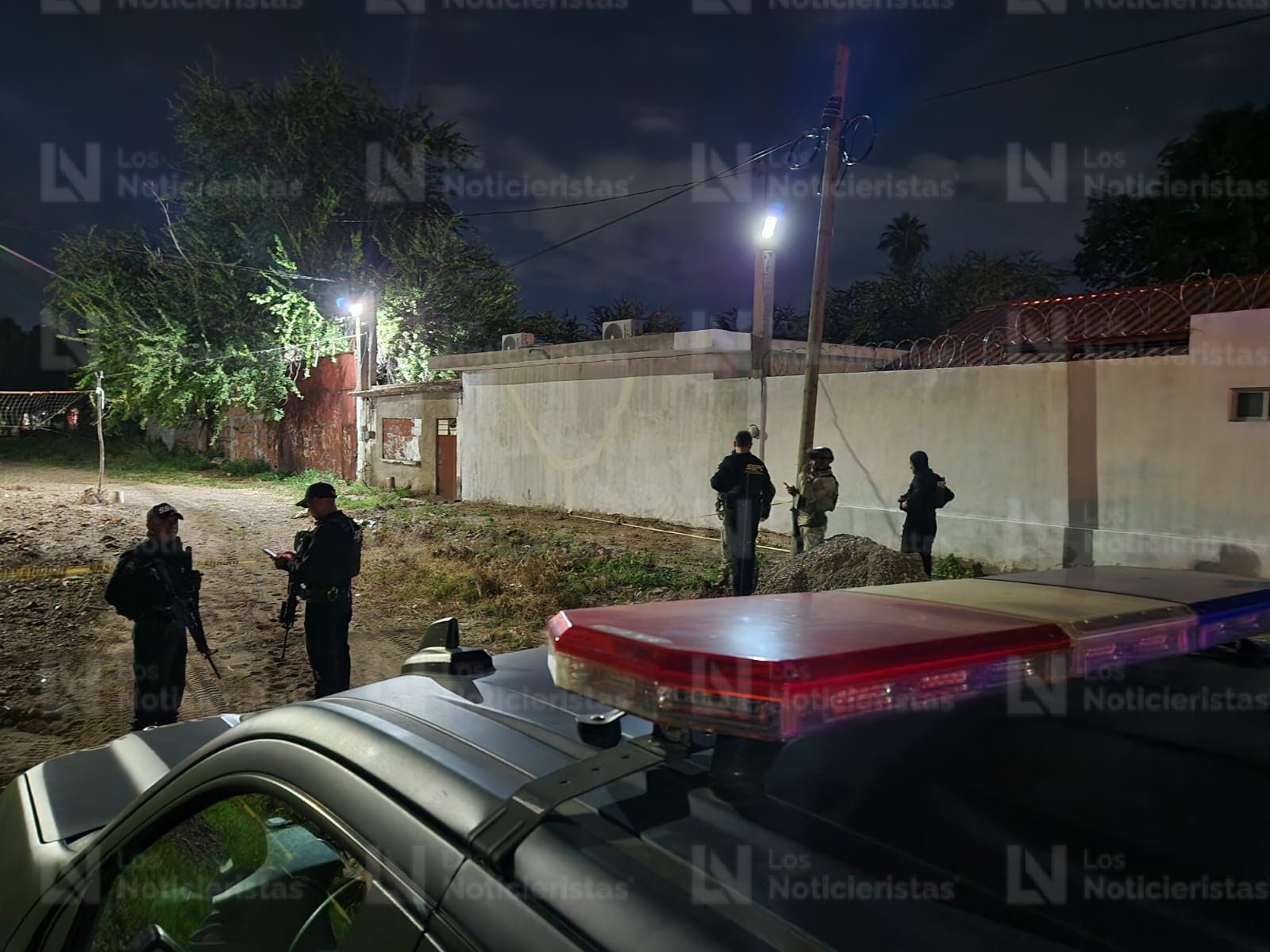 Elementos de seguridad resguardan el lugar donde un hombre fue encontrado ejecutado en Culiacán