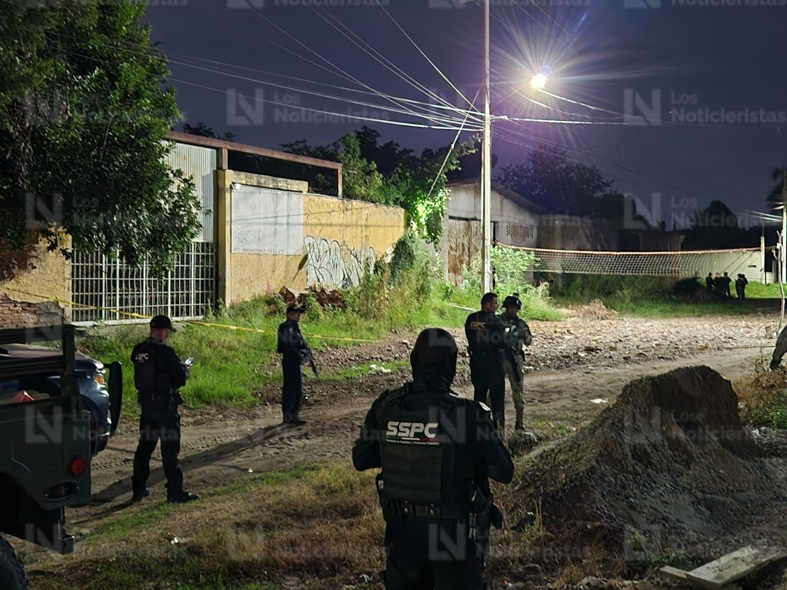Elementos de seguridad resguardan el lugar donde un hombre fue encontrado ejecutado en Culiacán