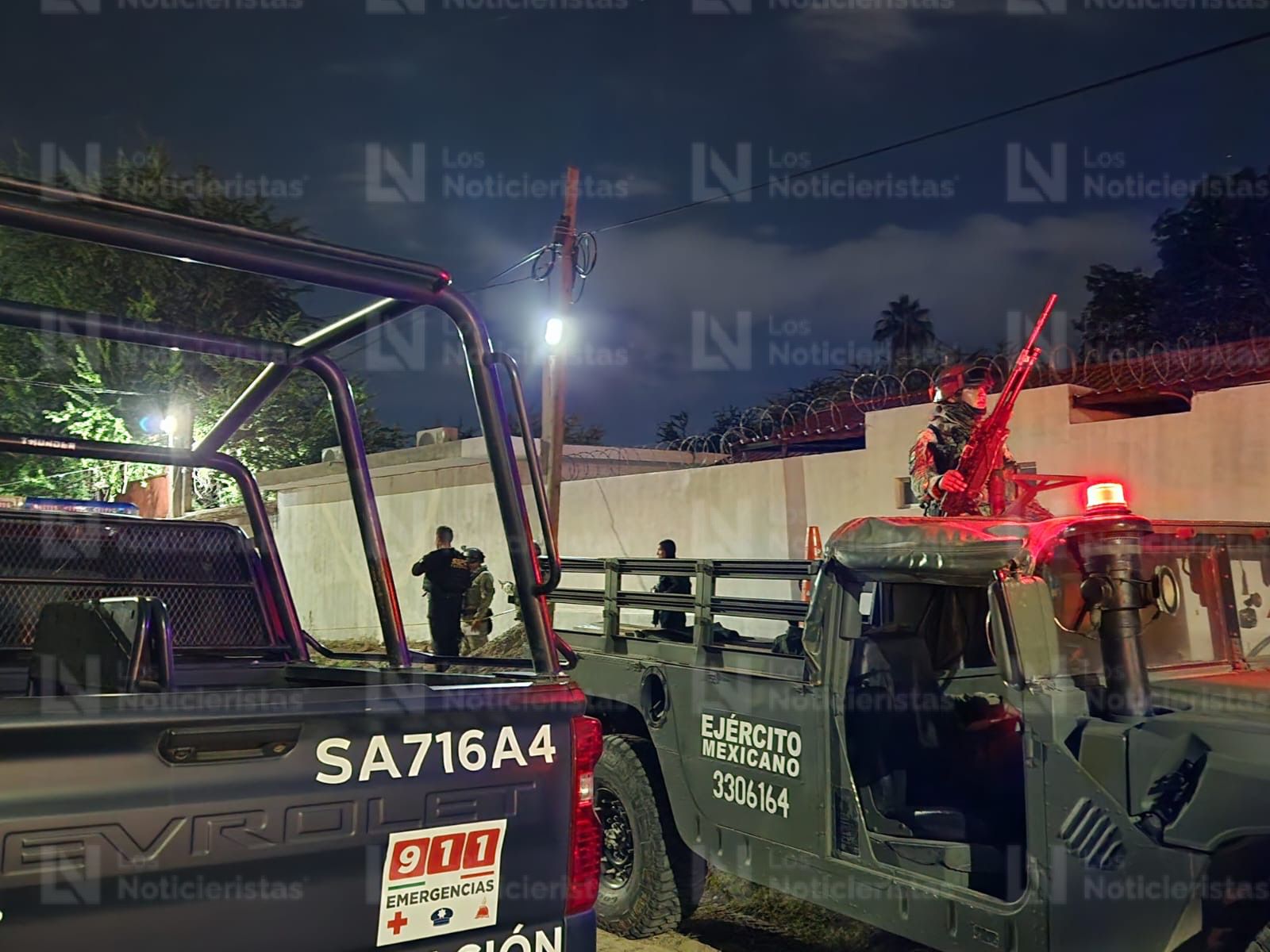 Elementos de seguridad resguardan el lugar donde un hombre fue encontrado ejecutado en Culiacán