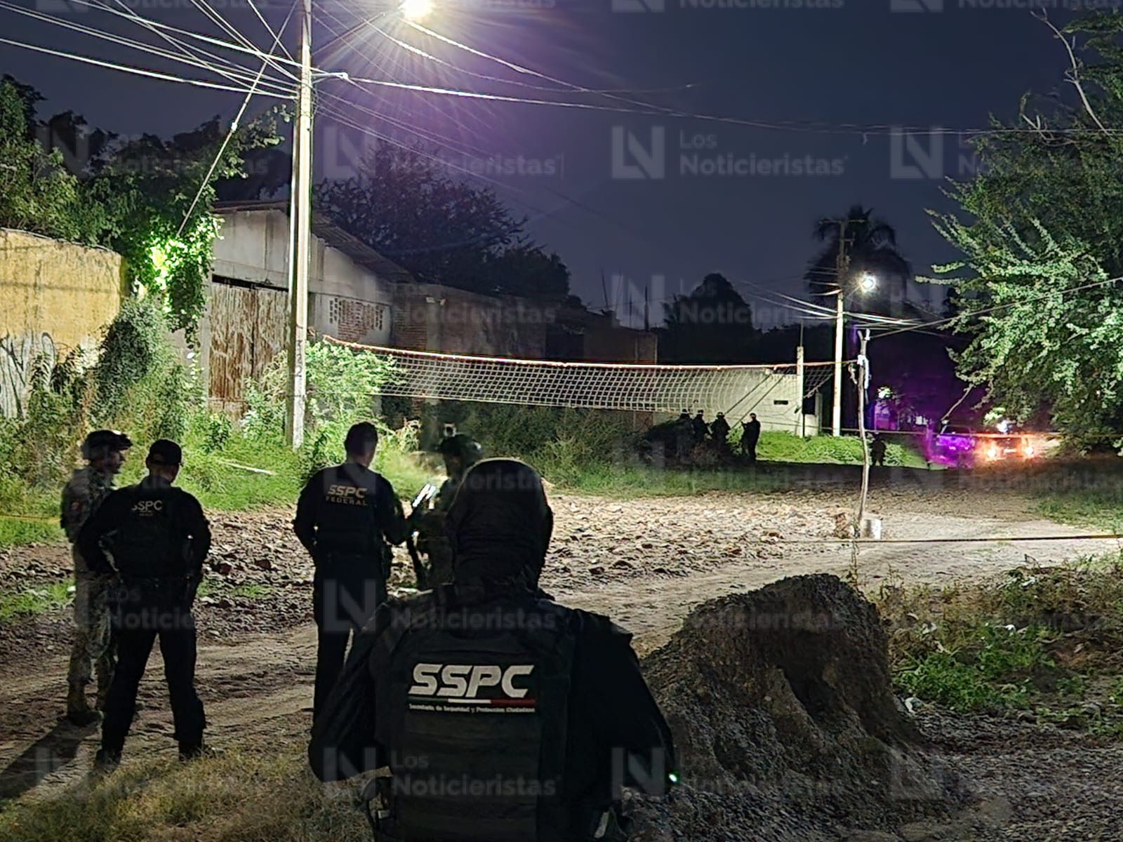 Elementos de seguridad resguardan el lugar donde un hombre fue encontrado ejecutado en Culiacán
