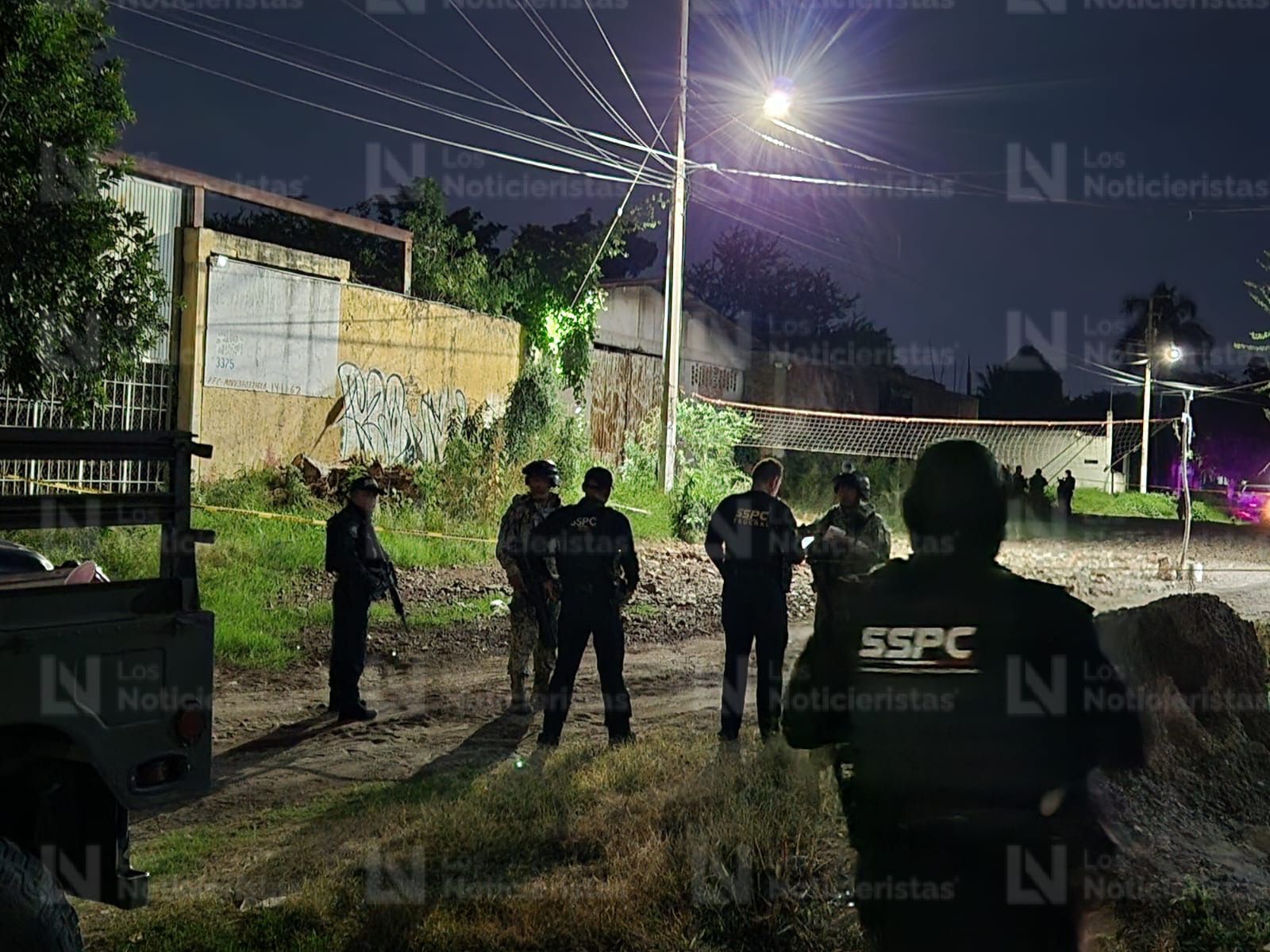 Elementos de seguridad resguardan el lugar donde un hombre fue encontrado ejecutado en Culiacán