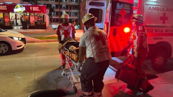 Joven sufre aparatosa caída desde el malecón en Mazatlán, Sinaloa
