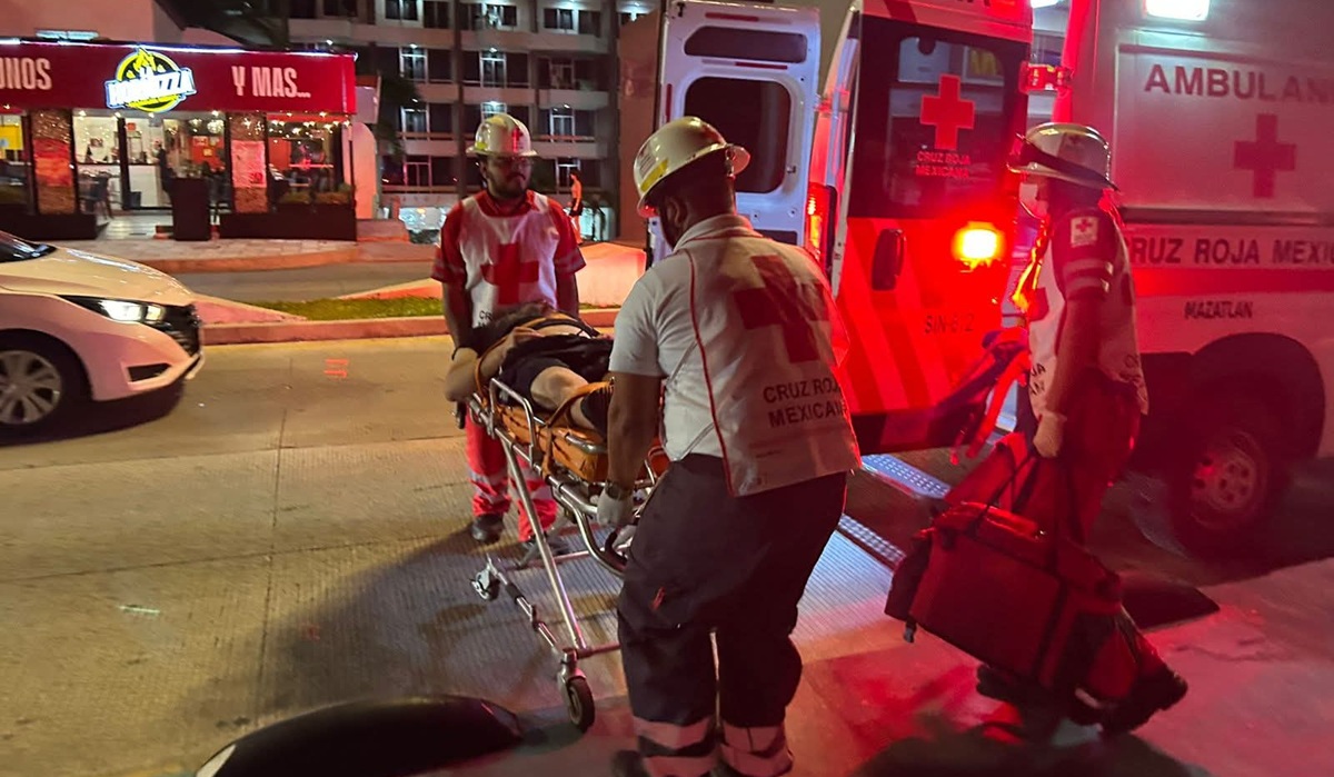 Paramédicos de Cruz Roja trasladan al hospital a un herido