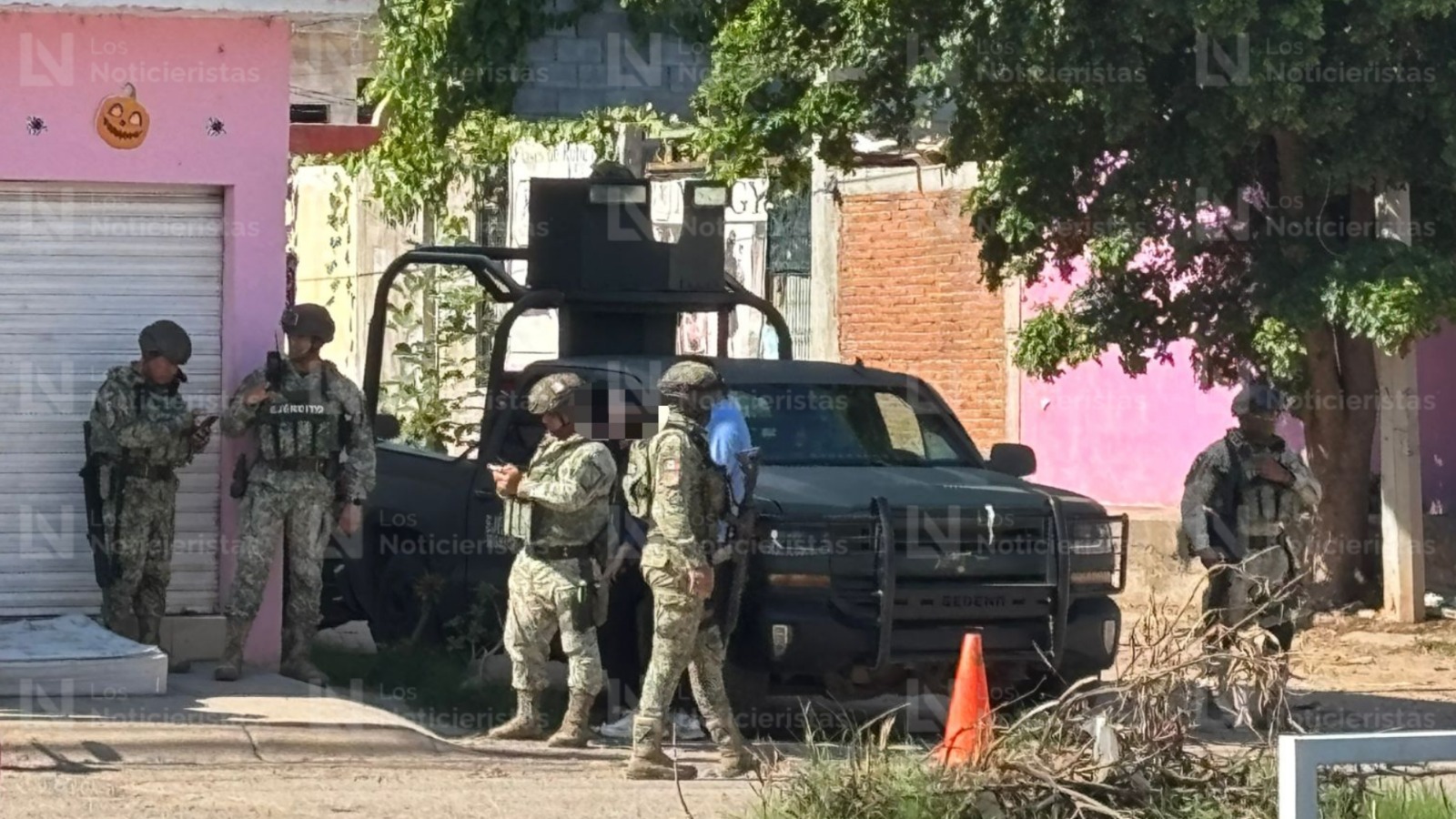 Ejército resguarda el lugar donde un hombre murió electrocutado en Culiacán