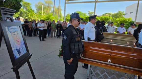 Con homenaje de cuerpo presente, despide SSPyTM a Iris Irene y Luis Alberto, Tránsitos asesinados en Culiacán, Sinaloa 