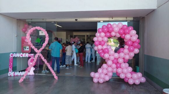 El hospital IMSS Bienestar realiza Feria de la Salud para promover la prevención del cáncer de mama en Los Mochis, Sinaloa