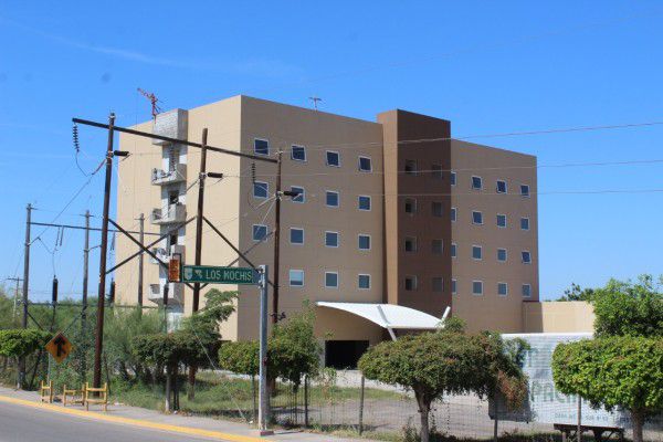 Hotel de donde cayó un hombre del cuarto piso en Guasave