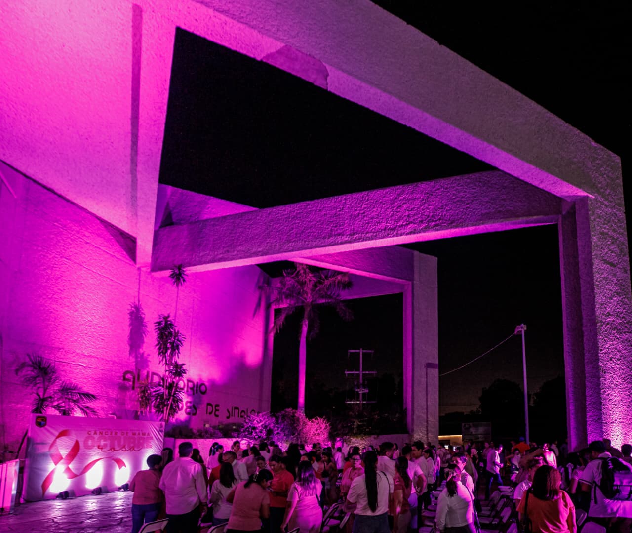 Iluminan de rosa auditorio en Guasave, Sinaloa
