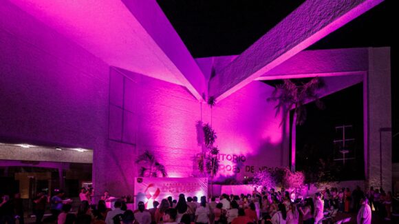 Guasave, Sinaloa, se ilumina de rosa por la lucha contra el cáncer de mama