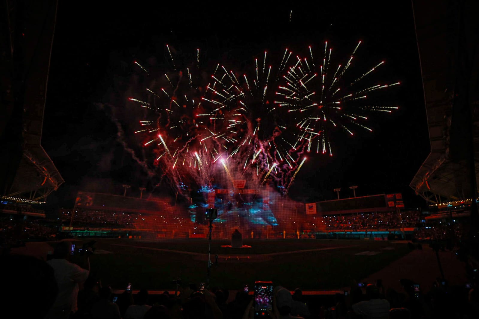 Inauguran la Liga Mexicana del Pacífico en el estadio de Tomateros de Culiacán