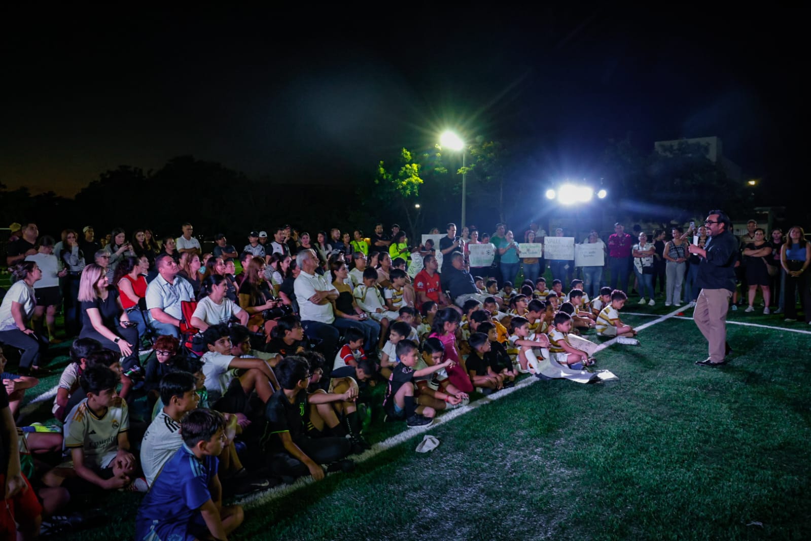 Inauguran cancha de futbol de pasto sintético en La Conquista, Culiacán