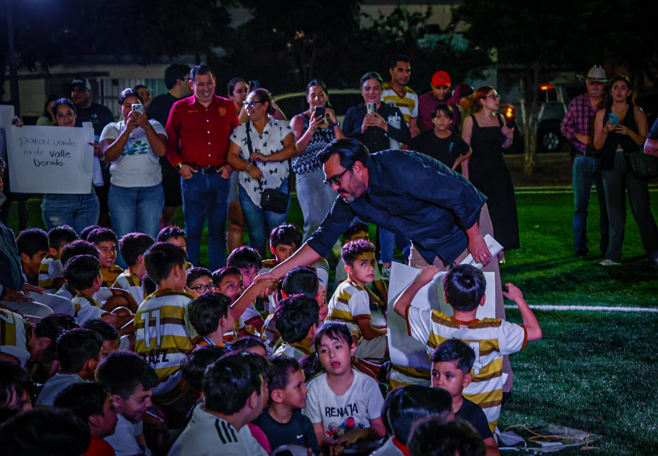Inauguran cancha de futbol de pasto sintético en La Conquista, Culiacán