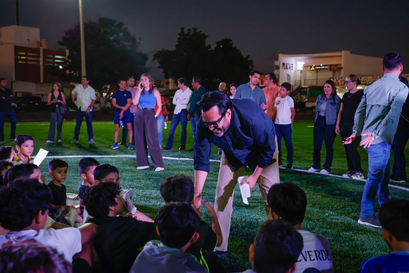 Inauguran cancha de futbol de pasto sintético en La Conquista, Culiacán