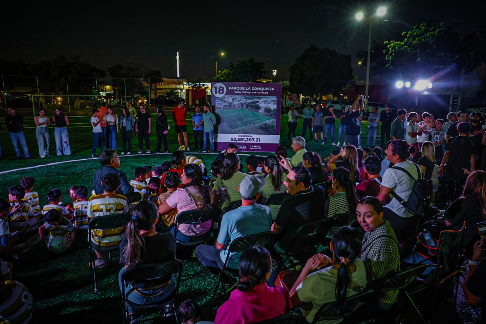 Inauguran cancha de futbol de pasto sintético en La Conquista, Culiacán
