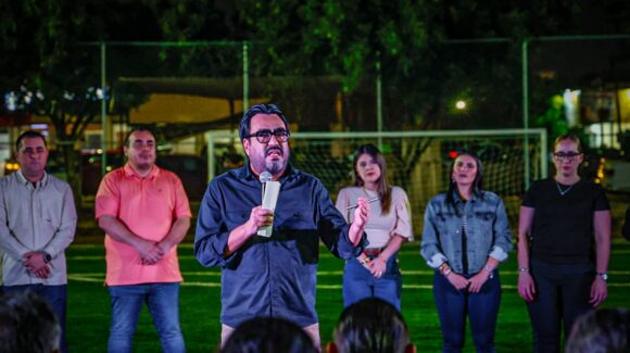 Gámez Mendívil inaugura cancha de futbol de pasto sintético en la colonia La Conquista, en Culiacán, Sinaloa