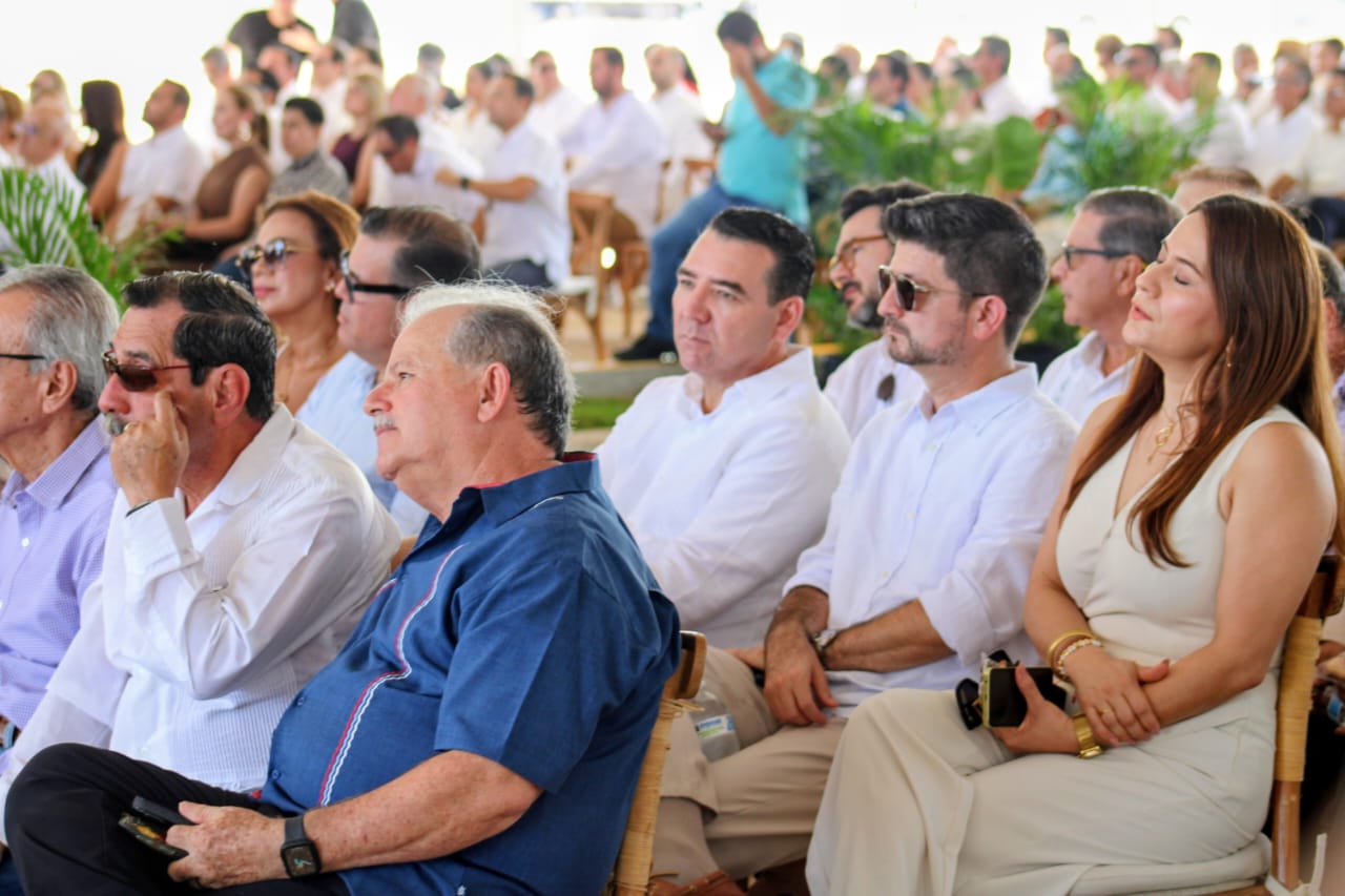 Luis Alberto Díaz, Juan JoséArellano y Roque Mascareño en la inauguración del Mazatlan Logistics Center