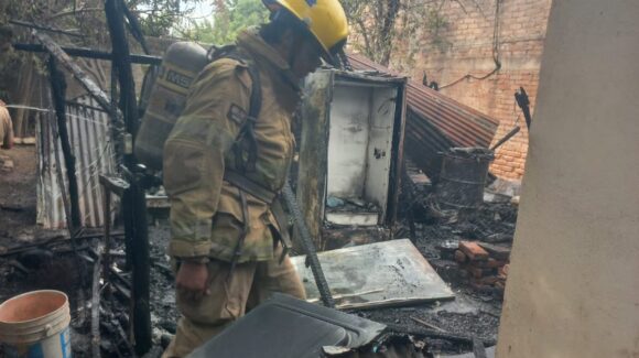 Incendio en vivienda de Gabriel Leyva Solano, en Guasave, Sinaloa moviliza a cuerpos de emergencia