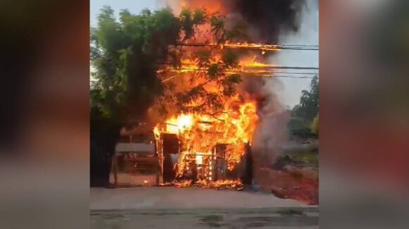 Incendio en casa de madera moviliza a bomberos cerca del panteón Jardín en Mazatlán, Sinaloa