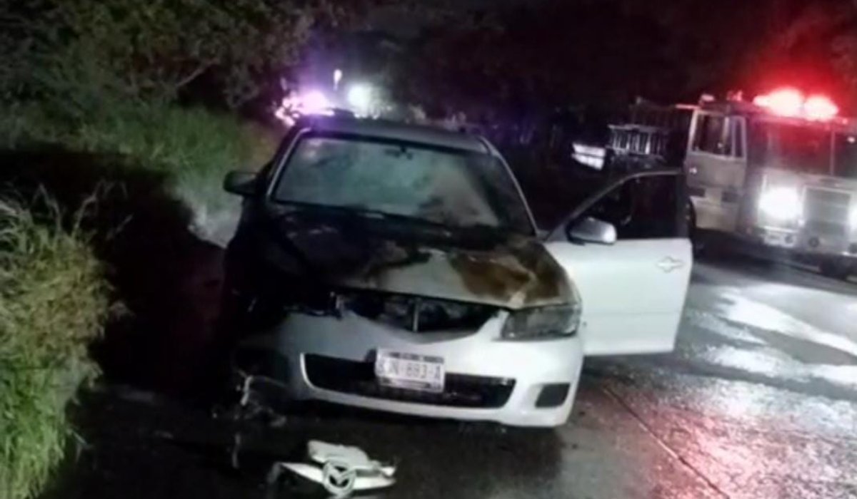 Vehículo incendiado a un costado de Icatsin de Los Mochis, Sin.