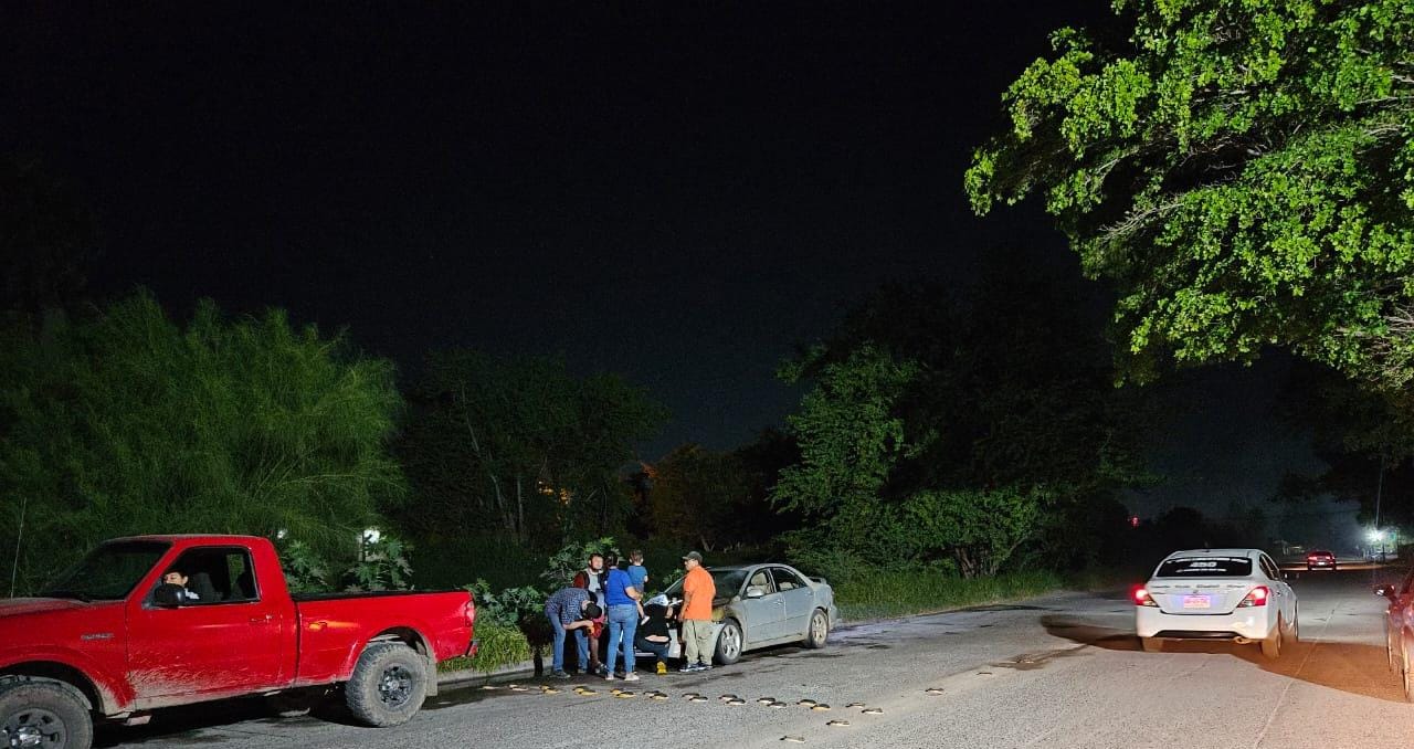 Vehículo incendiado a un costado de Icatsin de Los Mochis, Sin.