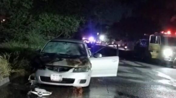 Se incendia vehículo a un costado del Icatsin de Los Mochis, Sinaloa