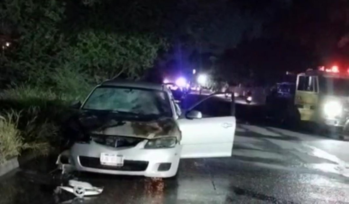 Vehículo incendiado a un costado de Icatsin de Los Mochis, Sin.
