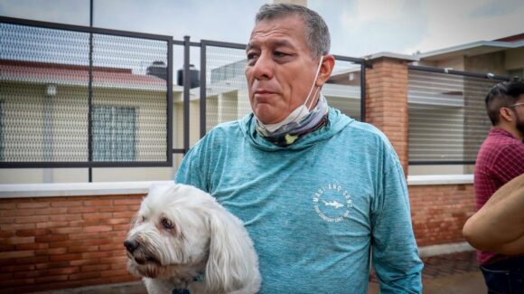 Trabajadores de Japama se ponen la capa de héroe al rescatar a un perrito de incendio de casa del exalcalde de Ahome, Sinaloa
