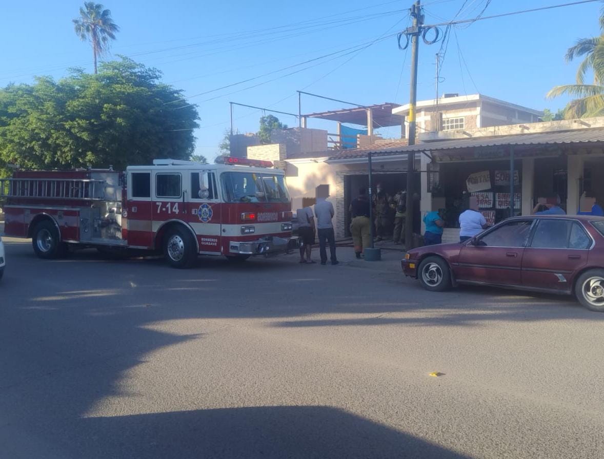 Casa incendiada en Callejones de Guasavito, Sinaloa