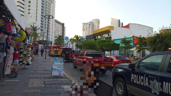 Incendio en restaurante de Zona Dorada, en Mazatlán, Sinaloa, moviliza a cuerpos de emergencia