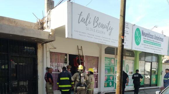 Incendio de un salón de belleza en el sector Centro de Los Mochis, moviliza los cuerpos de auxilio