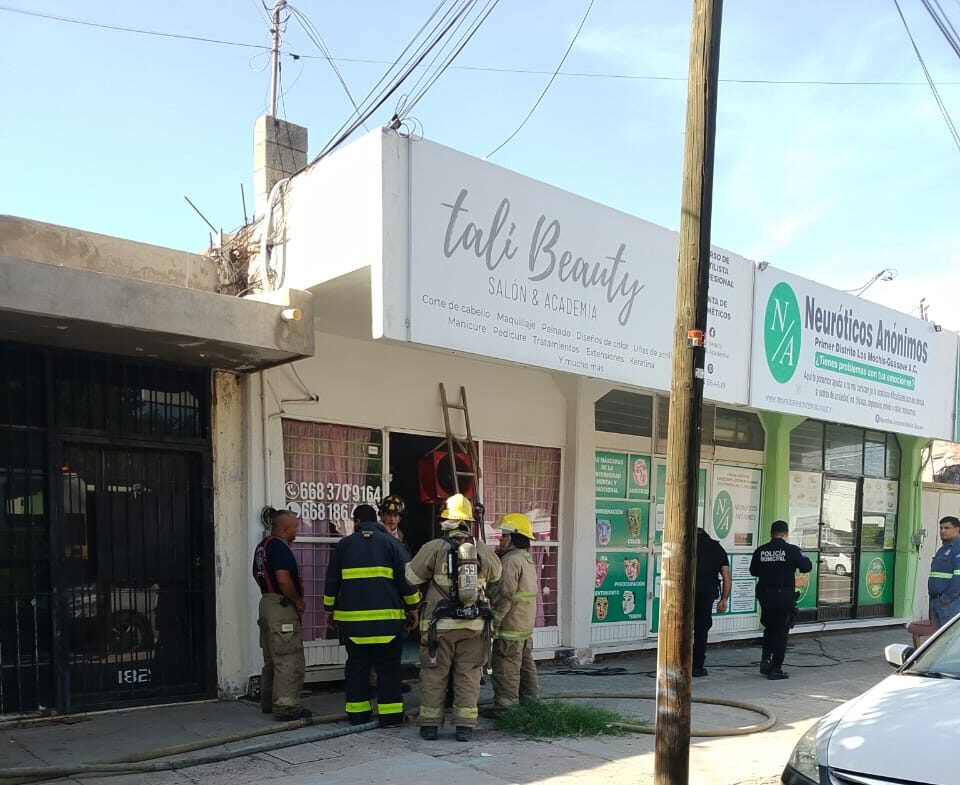Se incendia salón de belleza en Los Mochis