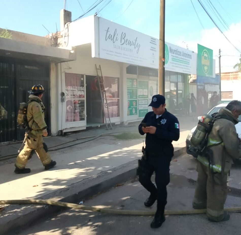Se incendia salón de belleza en Los Mochis